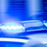 Symbolbild: Blaulicht leuchtet auf einem Polizeiwagen.