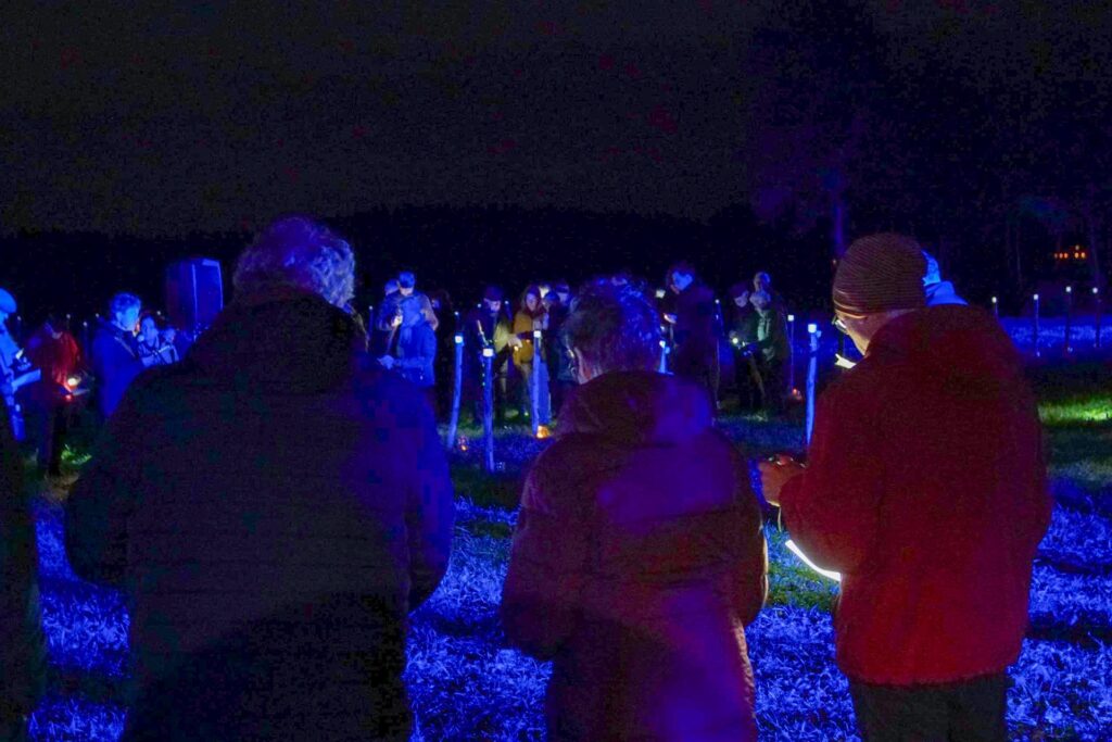 In einer stillen Andacht gedenken mehr als 60 Menschen der Opfer des ehemaligen Konzentrationslagers Ladelund an der deutsch-dänischen Grenze. Das Marler Künstler-Duo Kystlys (dänisch für Küstenlicht) hat dazu eine Licht-Installation gestaltet. In einer stillen Andacht gedenken mehr als 60 Menschen der Opfer des ehemaligen Konzentrationslagers Ladelund an der deutsch-dänischen Grenze. Das Marler Künstler-Duo Kystlys (dänisch für Küstenlicht) hat dazu eine Licht-Installation gestaltet.