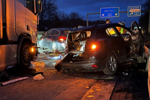 Zwei Autos und ein Lastwagen waren mindestens involviert in einen Unfall auf der A45 am Mittwochnachmittag. Kurz vor der Auffahrt auf die A2 in Dortmund / Castrop-Rauxel krachte es kräftig.