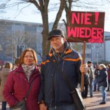 Ein Paar steht auf dem Berliner Platz in Oer-Erkenschwick und hält ein Plakat mit den Worten „Nie wieder!“ hoch.