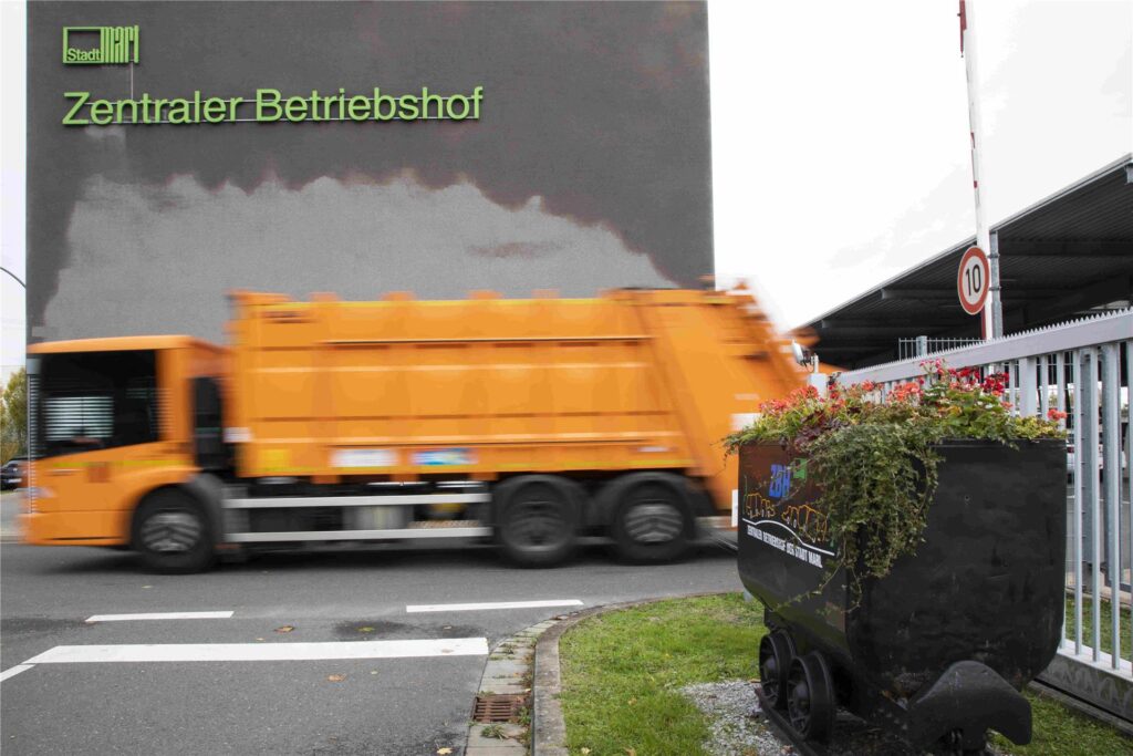 Ein Lkw fährt unter dem Schriftzug Zentraler Betriebshof auf den Hof des ZBH in Marl. Ein Lkw fährt unter dem Schriftzug Zentraler Betriebshof auf den Hof des ZBH in Marl.
