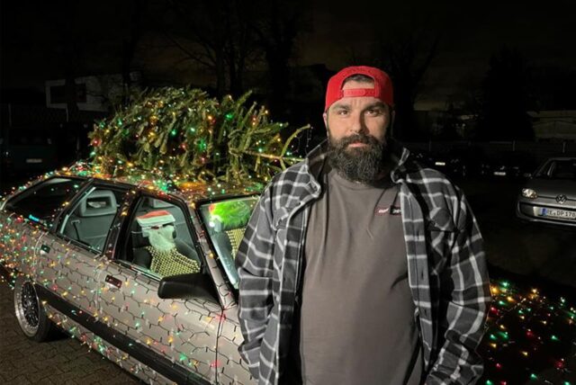 Marcel Dieske, KFZ-Mechatroniker aus Datteln, mit seinem Audi 100, den er mit blinkenden Lichterketten und einem Tannenbaum dekoriert hat.