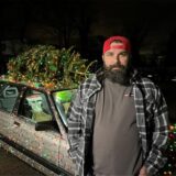 Marcel Dieske, KFZ-Mechatroniker aus Datteln, mit seinem Audi 100, den er mit blinkenden Lichterketten und einem Tannenbaum dekoriert hat.