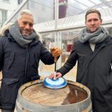 Sven Hecker und Andre Schult vom 1. Asphalt- und Eisstock Verein in Dorsten halten zusammen einen Eisstock auf dem Winterzauber.