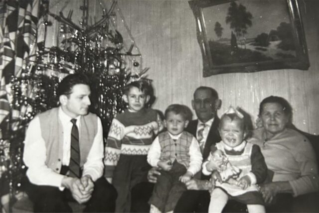 Karin Jeuschnik aus Oer-Erkenschwick hat ihre alte Fotokiste durchstöbert und ein Weihnachtsfoto von 1961 gefunden. Wie jedes Jahr gab es eine Aufnahme mit Opa, Oma, Papa, Onkel und Bruder. Ob Karin Jeuschnik (2. v. r.) „Cheese“ sagt oder bitterlich weint, konnte ihre Mutter ihr nicht mehr sagen.