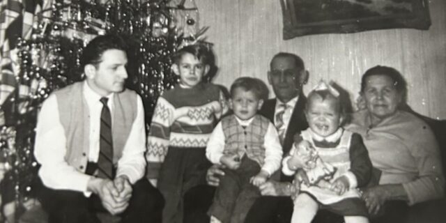 Karin Jeuschnik aus Oer-Erkenschwick hat ihre alte Fotokiste durchstöbert und ein Weihnachtsfoto von 1961 gefunden. Wie jedes Jahr gab es eine Aufnahme mit Opa, Oma, Papa, Onkel und Bruder. Ob Karin Jeuschnik (2. v. r.) „Cheese“ sagt oder bitterlich weint, konnte ihre Mutter ihr nicht mehr sagen.