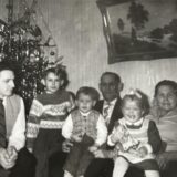 Karin Jeuschnik aus Oer-Erkenschwick hat ihre alte Fotokiste durchstöbert und ein Weihnachtsfoto von 1961 gefunden. Wie jedes Jahr gab es eine Aufnahme mit Opa, Oma, Papa, Onkel und Bruder. Ob Karin Jeuschnik (2. v. r.) „Cheese“ sagt oder bitterlich weint, konnte ihre Mutter ihr nicht mehr sagen.