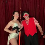 Das Artisten-Ehepaar Jannika und Giovanni Frank-Lorenz posiert in Bühnen-Outfits vor einem roten Vorhang im Waltroper Weihnachtscircus.