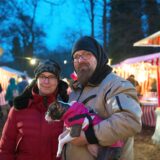 Zwei Menschen mit einem Hund.