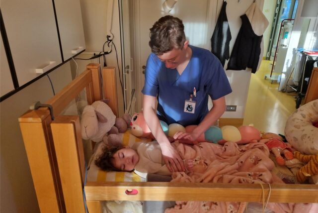 Schwester Moira Schulz versorgt in der Kinderklinik Datteln ein kleines Mädchen im Krankenbett.