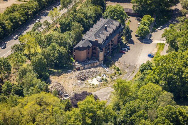 Luftbild mit der Freifläche Seestern und dem angrenzenden Appartementhaus