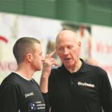 Bill Paterno (r.) zeigt es Niklas Meesmann deutlich an: Gegen die Bergische Löwen ist für das Citybasket-Team auch Kopfchen gefragt.