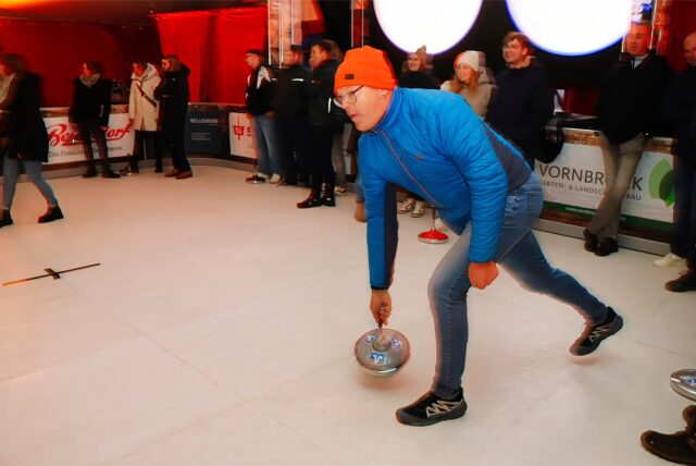 Ein Mann beim Eisstockschießen beim Eisstockmasters der Vereinten Volksbank in Dorsten