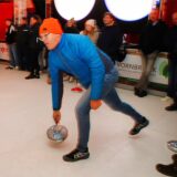 Ein Mann beim Eisstockschießen beim Eisstockmasters der Vereinten Volksbank in Dorsten