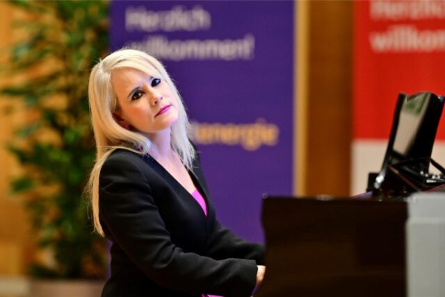 Musiklehrerin Jana Emmrich am Klavier