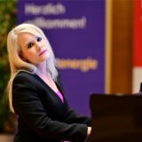 Musiklehrerin Jana Emmrich am Klavier
