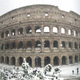 Das Kolosseum in Rom im Schnee