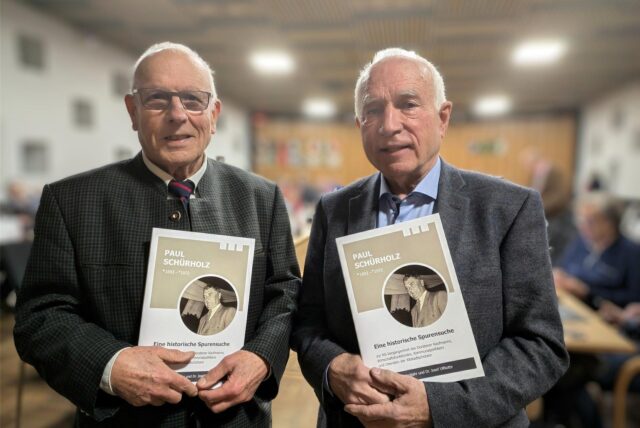 Die Historiker Dr. Josef Ulfkotte (rechts) und Hans-Jochen Schräjahr halten die Druckfassung ihrer wissenschaflichen Untersuchung in Händen.