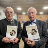 Die Historiker Dr. Josef Ulfkotte (rechts) und Hans-Jochen Schräjahr halten die Druckfassung ihrer wissenschaflichen Untersuchung in Händen.