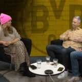 Moderatorin Katja Wehrland spricht mit Heiko Wasser und Jürgen Koers.