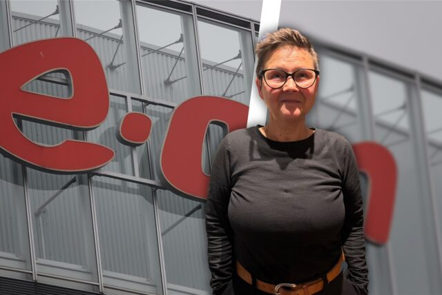 Kerstin Balzer steht im Eingangsbereich des Büros von Energiespardetektiv.