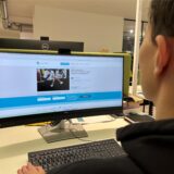 Eine Person sitzt vor einem Computer und hat eine Online-Petition aufgerufen.