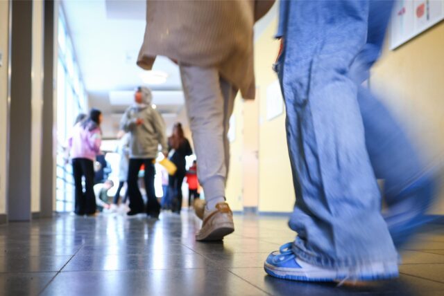 Schüler gehen zum Klassenraum. An Dortmunder Gymnasien fallen immer wieder Stunden aus.