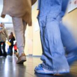 Schüler gehen zum Klassenraum. An Dortmunder Gymnasien fallen immer wieder Stunden aus.