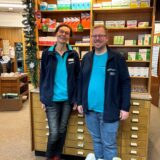 Dr. Lucia Wolf-Krowartz und David Ruf stehen in der Greif-Apotheke vor dem Tresen.