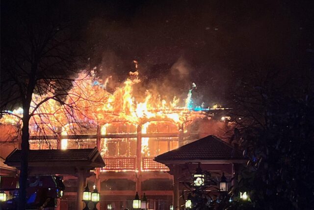 Großbrand am Centro Oberhausen: In dem leerstehenden China-Restaurant Pagoda ist ein Feuer ausgebrochen. Der Weihnachtsmarkt wurde geräumt.