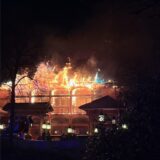 Großbrand am Centro Oberhausen: In dem leerstehenden China-Restaurant Pagoda ist ein Feuer ausgebrochen. Der Weihnachtsmarkt wurde geräumt.