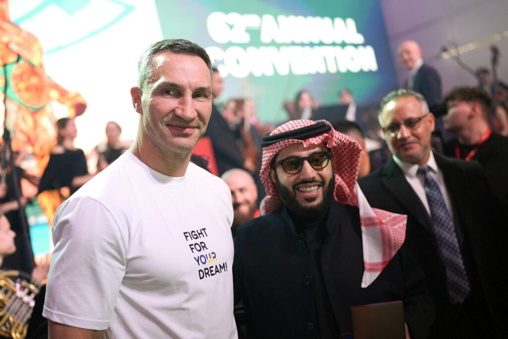 Turki al-Sheikh (r), saudi-arabischer Geschäftsmann, und der frühere Boxweltmeister Wladimir Klitschko Turki al-Sheikh (r), saudi-arabischer Geschäftsmann, und der frühere Boxweltmeister Wladimir Klitschko