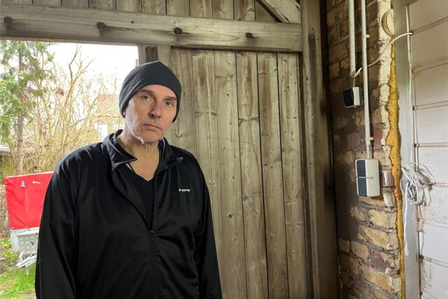 Peter Becker steht in der Scheune, aus der sein E-Bike gestohlen worden ist.