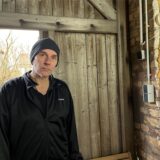 Peter Becker steht in der Scheune, aus der sein E-Bike gestohlen worden ist.