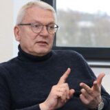 Die Bildmontage zeigt links einen Rettungswagen des privaten Rettungsdienstes Reinoldus und rechts den Sprecher des Kreises Unna, Volker Meier.