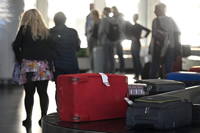 Menschen an einem Kofferband an einem Flughafen (Archivbild).