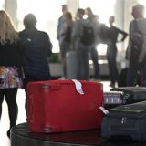 Menschen an einem Kofferband an einem Flughafen (Archivbild).