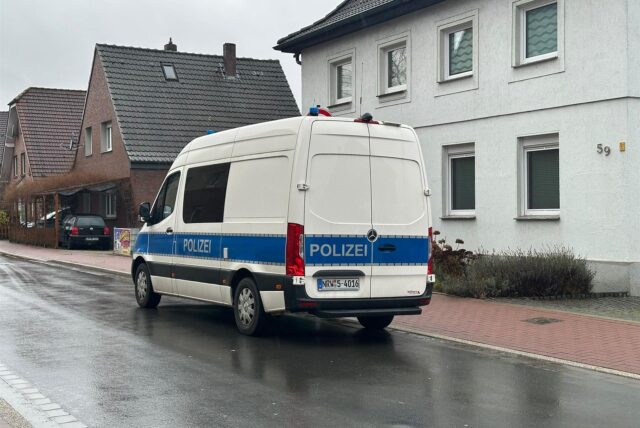 Polizeiwagen vor einem Haus in einer Straße in Selm.