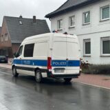 Polizeiwagen vor einem Haus in einer Straße in Selm.