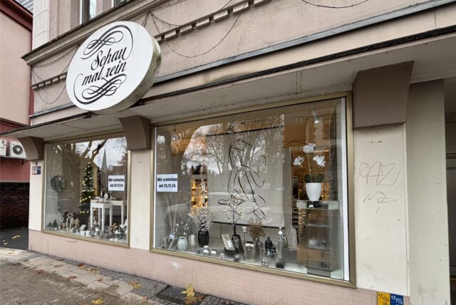 Außenansicht des Ladenlokals und der Schaufenster von „Schau mal rein“ in der Straße Am Amtshaus in Dortmund-Mengede.