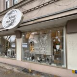 Außenansicht des Ladenlokals und der Schaufenster von „Schau mal rein“ in der Straße Am Amtshaus in Dortmund-Mengede.
