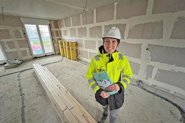 Rebecca Reiter steht im Rohbau einer Doppelhaushälfte in Bergkamen-Weddinghofen.