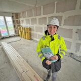 Rebecca Reiter steht im Rohbau einer Doppelhaushälfte in Bergkamen-Weddinghofen.