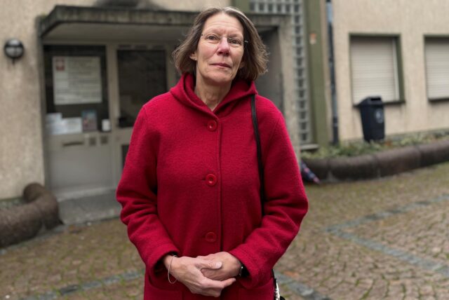 Ursula Kathriner steht auf dem Lambertusplatz vor dem Caritas-Gebäude.