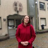 Ursula Kathriner steht auf dem Lambertusplatz vor dem Caritas-Gebäude.