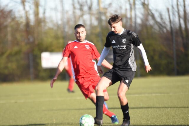 Bleiben am Sonntag spielfrei: Linus Panzer (r.) und Borussia Ahsen II – hier im Duell mit Sameer Hassan Saleh (Eintracht Waltrop).