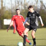 Bleiben am Sonntag spielfrei: Linus Panzer (r.) und Borussia Ahsen II – hier im Duell mit Sameer Hassan Saleh (Eintracht Waltrop).