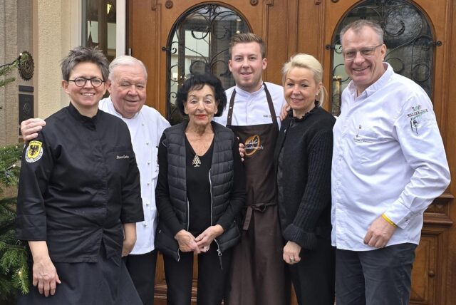 Mit allen Lieben zusammen sein ist wichtiger als ein tolles Heiligabend-Essen, meint Günther Overkamp. Seine Lieben müssen aber alle noch fleißig arbeiten und kochen – aber für die Gäste. Heiligabend isst die Familie dann kalte Fischplatte mit Reibeplätzchen. Im Foto sechsmal Overkamp: Günther mit Ehefrau Dina, Sohn Friedrich Wilhelm, Schwiegereltern Ingrid und Heinrich und Schwägerin Bianca.