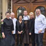 Mit allen Lieben zusammen sein ist wichtiger als ein tolles Heiligabend-Essen, meint Günther Overkamp. Seine Lieben müssen aber alle noch fleißig arbeiten und kochen – aber für die Gäste. Heiligabend isst die Familie dann kalte Fischplatte mit Reibeplätzchen. Im Foto sechsmal Overkamp: Günther mit Ehefrau Dina, Sohn Friedrich Wilhelm, Schwiegereltern Ingrid und Heinrich und Schwägerin Bianca.