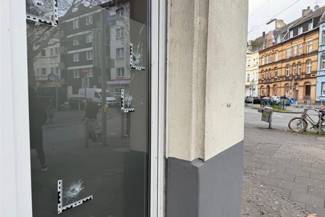 Die Front des Cafés mit vier Einschusslöchern